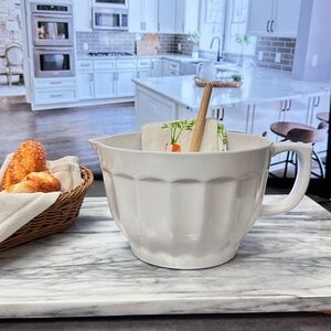 Melamine Batter Bowl with Pour Spout, Handle & Non-Slip Base, Grip Hand, White